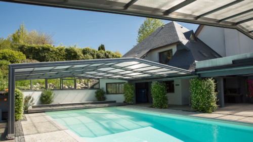 Modell MAESTRO Wandanbau Poolüberdachung