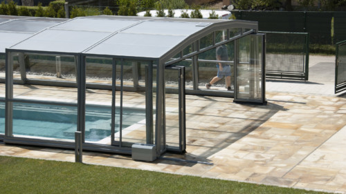 Modell DISCRET 5 Winkel Schienenlose Poolüberdachung